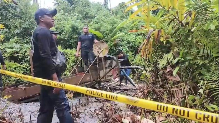 Personel Brimob Polda Sulbar gerebek lokasi tambang emas ilegal.