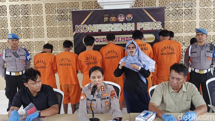 Petugas kepolisian saat melakukan release kasus pencurian kabel pabrik di Mapolres Jembrana, Kamis (14/8/2025). (I Putu Adi Budiastrawan/detikBali).
