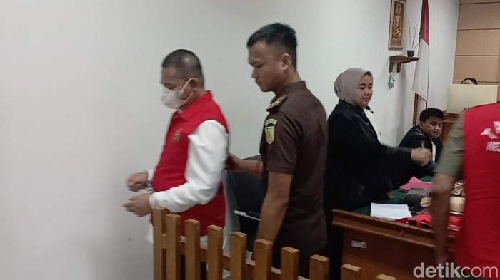 PN Serang menjatuhkan hukuman mati terhadap Beny Setiawan, gembong pemilik pabrik narkoba jenis paracetamol, caffeine, carisoprodol di Taktakan, Kota Serang. (Arief/detikcom).