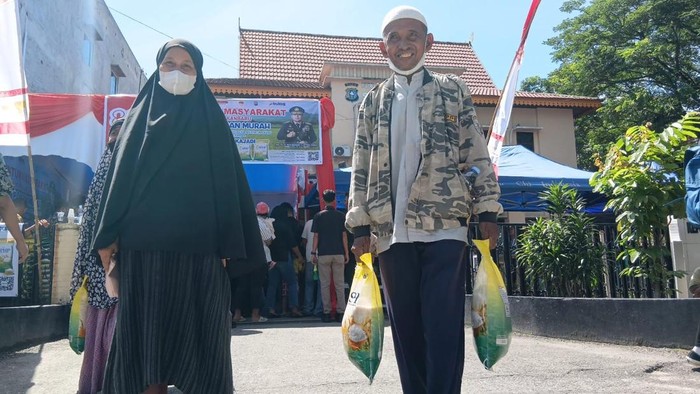 Polda Riau dan Bulog menggelar Gerakan Pangan Murah dan mendistribusikan 149 ton beras.