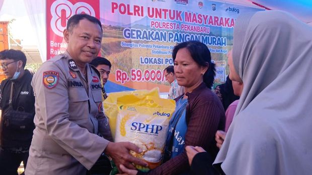 Polda Riau dan Bulog menggelar Gerakan Pangan Murah dan mendistribusikan 149 ton beras.