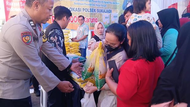 Polda Riau dan Bulog menggelar Gerakan Pangan Murah dan mendistribusikan 149 ton beras.