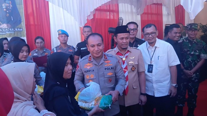 Polda Riau dan Bulog Riau-Kepri mendistribusikan 149 ton beras di 12 kota/kabupaten.