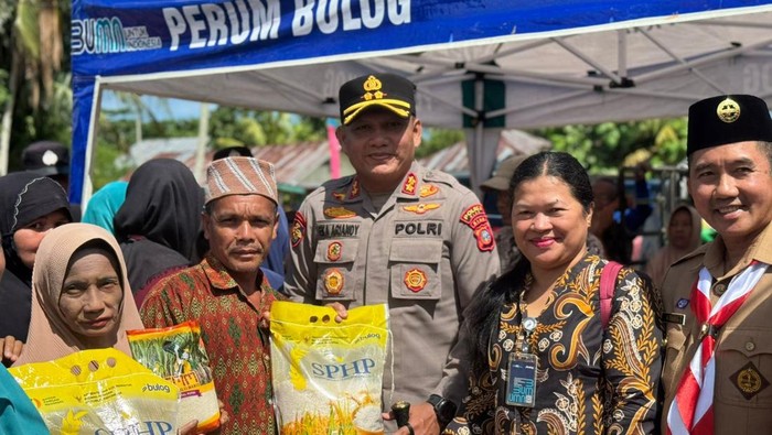 Polisi dan Bulog bersinergi menggelar Gerakan Pangan Murah, menyalurkan 4 ton beras di Istana Siak.