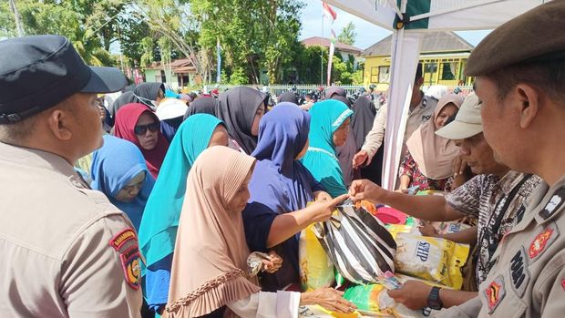 Polisi dan Bulog bersinergi menggelar Gerakan Pangan Murah, menyalurkan 4 ton beras di Istana Siak.