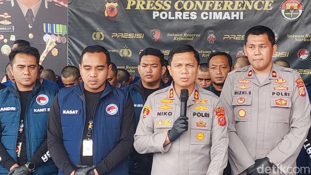 Polisi saat mengungkap kasus peredaran obat haram di KBB.