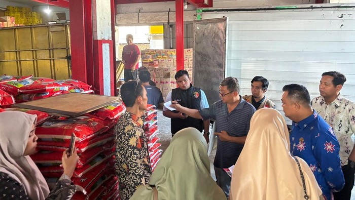 Polres Bengkalis mengecek 4 gudang beras memastikan stok masih aman dan tak ada penimbunan, Kamis (14/8/2025).