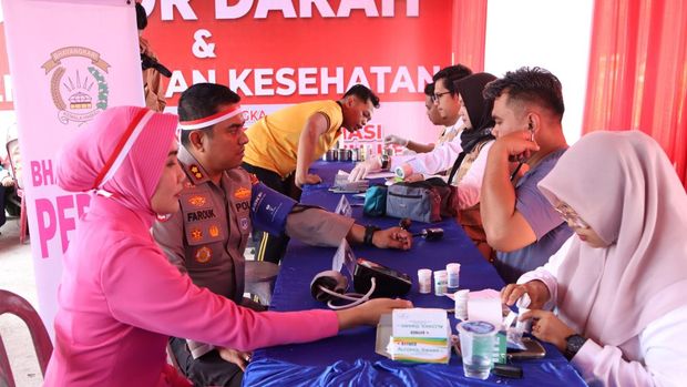 Polres Inhil menggelar Gerakan Pangan Murah dan membagikan bendera Merah Putih menjelang HUT RI.