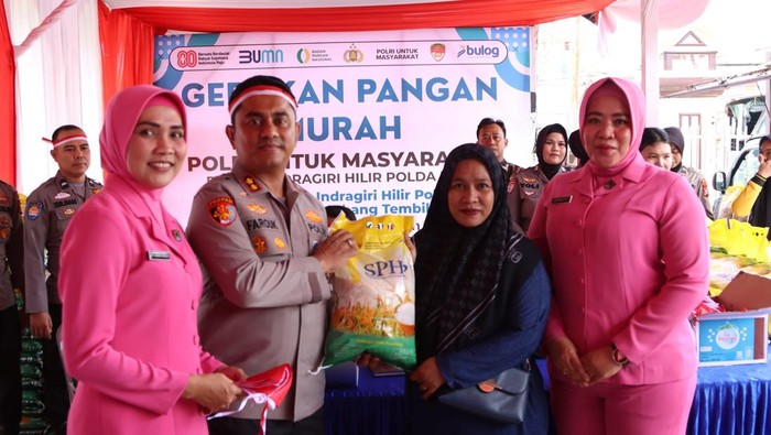 Polres Inhil menggelar Gerakan Pangan Murah dan membagikan bendera Merah Putih menjelang HUT RI.