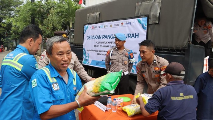 Polres Pelabuhan Tanjung Priok menggelar bazar pangan murah. Adapun bantuan disalurkan untuk buruh bongkar muat, sopir truk hingga satpam. (dok Ist)