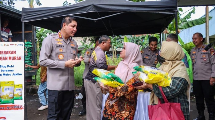 Polri menggelar Gerakan Pangan Murah di Pulogadung, Jakarta Timur.