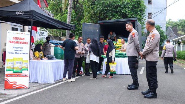 Polri menggelar Gerakan Pangan Murah di Pulogadung, Jakarta Timur.