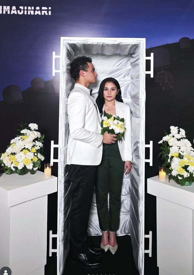 Prilly Latuconsina menghadiri premier film Tinggal Meninggal untuk memberikan dukungan kepada kekasihnya, Omara Esteghlal, yang membintangi film tersebut. Senada dengan Omara, Prilly kenakan blazer putih, membuat penampilan keduanya terlihat kompak. Foto: Instagram/@prillylatuconsina96