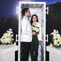Prilly Latuconsina menghadiri premier film Tinggal Meninggal untuk memberikan dukungan kepada kekasihnya, Omara Esteghlal, yang membintangi film tersebut. Senada dengan Omara, Prilly kenakan blazer putih, membuat penampilan keduanya terlihat kompak. Foto: Instagram/@prillylatuconsina96