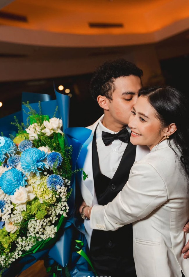 Keduanya tampak memamerkan kemesraan mereka. Dalam salah satu foto terlihat Omara yang mencium pipi Prilly. Foto: Instagram/@prillylatuconsina96