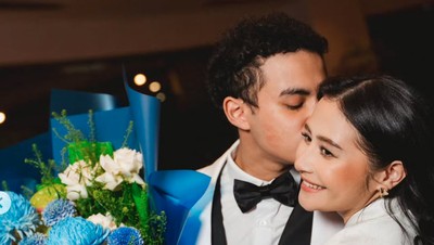 7 Gaya Kompak nan Mesra Prilly Latuconsina Dampingi Omara di Premier Film