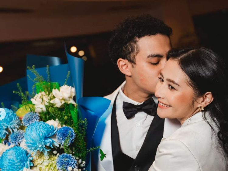 7 Gaya Kompak nan Mesra Prilly Latuconsina Dampingi Omara di Premier Film