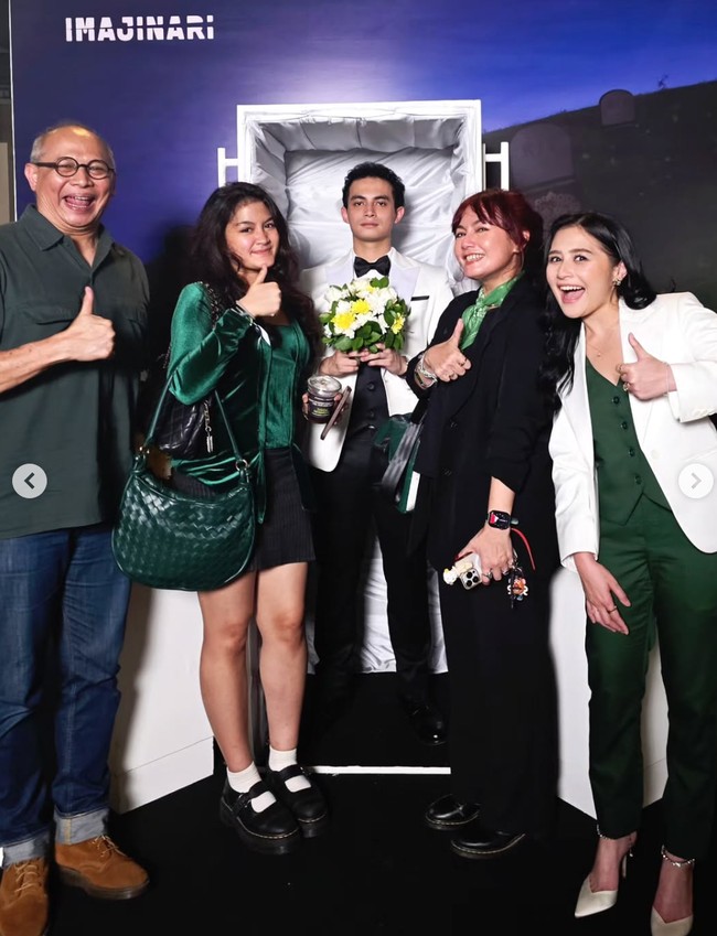 Di film Tinggal Meninggal, Omara memerankan karakter Gema, sosok yang sulit bergaul dengan lingkungan sekitar dan selalu merasa sendiri. Selain Prilly, keluarga Omara juga turut hadir. Foto: Instagram/@prillylatuconsina96