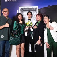 Di film Tinggal Meninggal, Omara memerankan karakter Gema, sosok yang sulit bergaul dengan lingkungan sekitar dan selalu merasa sendiri. Selain Prilly, keluarga Omara juga turut hadir. Foto: Instagram/@prillylatuconsina96
