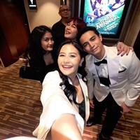 Dari foto-foto yang diunggah terlihat Prilly memamerkan kebersamaan dengan keluarga Omara. Tampaknya Prilly memang sudah dekat dengan keluarga kekasihnya itu. Foto: Instagram/@prillylatuconsina96