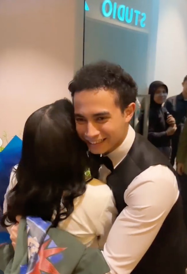 Tak hadir dengan tangan kosong, Prilly diketahui membawa buket bunga yang cukup besar untuk diberikan ke Omara. Omara pun langsung mencium dan memeluk Prilly setelah mendapat buket bunga tersebut. Foto: Instagram/@prillylatuconsina96