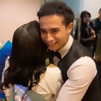 Tak hadir dengan tangan kosong, Prilly diketahui membawa buket bunga yang cukup besar untuk diberikan ke Omara. Omara pun langsung mencium dan memeluk Prilly setelah mendapat buket bunga tersebut. Foto: Instagram/@prillylatuconsina96