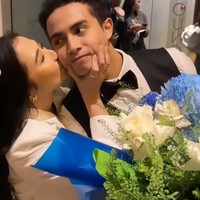 Prilly pun membalas dengan mencium balik Omara. Kemesraan keduanya sukses bikin ikutan baper. Foto: Instagram/@prillylatuconsina96