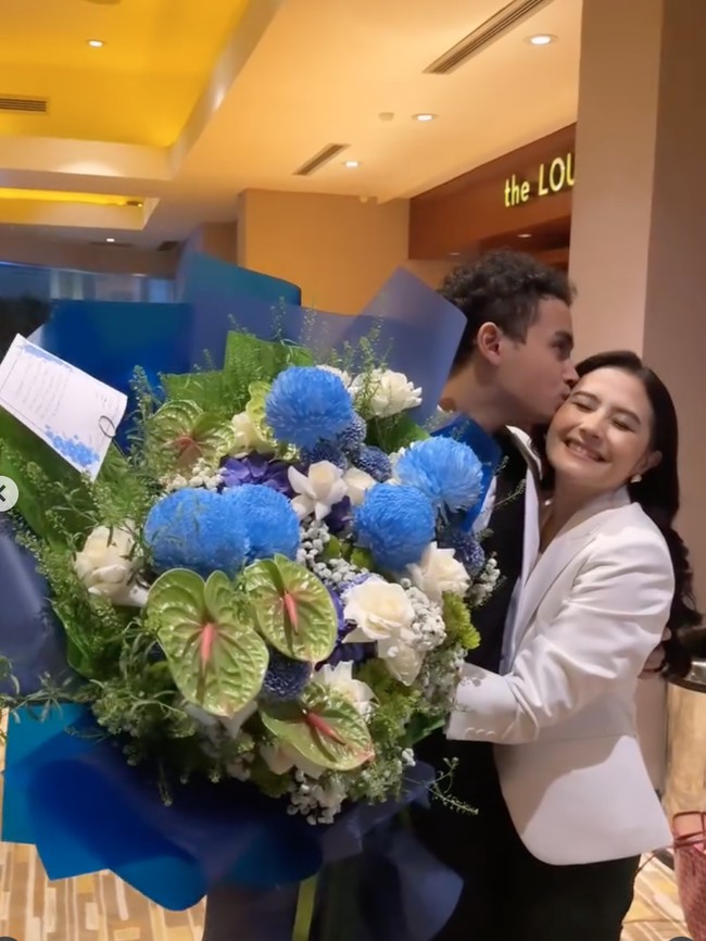 Di keterangan unggahannya Prilly mengaku begitu bangga dengan Omara karena kemampuan akting kekasihnya itu. Jujur bingung mau nulis apa saking bangganya aku sama Omara. Sepanjang film aku bener-bener kagum banget sama akting dia sampe bingung kok bisa dia bawain karakter sekompleks Gema yang kesepian, menyimpan banyak kesedihan tapi dibalut komedi, tulisnya. Foto: Instagram/@prillylatuconsina96