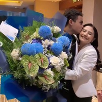 Di keterangan unggahannya Prilly mengaku begitu bangga dengan Omara karena kemampuan akting kekasihnya itu. Jujur bingung mau nulis apa saking bangganya aku sama Omara. Sepanjang film aku bener-bener kagum banget sama akting dia sampe bingung kok bisa dia bawain karakter sekompleks Gema yang kesepian, menyimpan banyak kesedihan tapi dibalut komedi, tulisnya. Foto: Instagram/@prillylatuconsina96