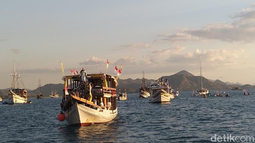 Prosesi laut Bunda Maria Assumpta Nusantara di perairan Labuan Bajo, Manggarai Barat, NTT, Kamis (14/8/2025). (Foto: Ambrosius Ardin/detikBali)