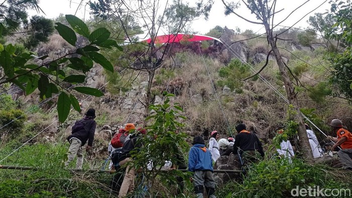 Prosesi pengibaran bendera merah putih di dinding Sesar Lembang