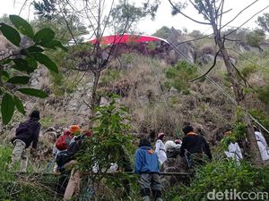 Kala Bendera Merah Putih Raksasa Berkibar di Dinding Sesar Lembang