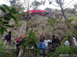 Kala Bendera Merah Putih Raksasa Berkibar di Dinding Sesar Lembang