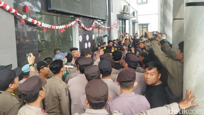 Protes terkait kerja sama penampungan sampah di TPA Bangkonol antara Pemkab Pandeglang dan Pemkot Tangerang Selatan (Tangsel) terus mengalir. Mahasiswa dan masyarakat demo di kantor Bupati Pandeglang (Aris R/detikcom)