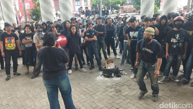 Protes terkait kerja sama penampungan sampah di TPA Bangkonol antara Pemkab Pandeglang dan Pemkot Tangerang Selatan (Tangsel) terus mengalir. Mahasiswa dan masyarakat demo di kantor Bupati Pandeglang (Aris R/detikcom)