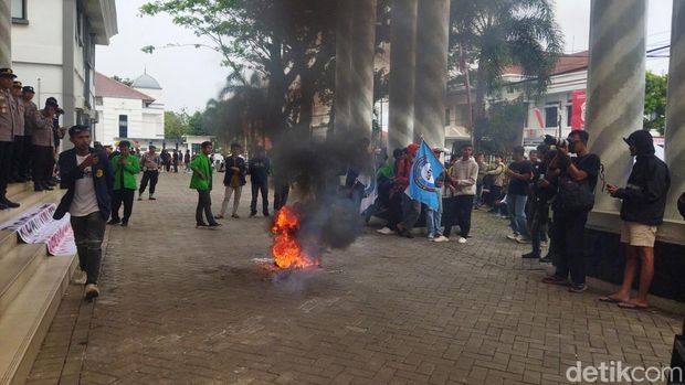 Protes terkait kerja sama penampungan sampah di TPA Bangkonol antara Pemkab Pandeglang dan Pemkot Tangerang Selatan (Tangsel) terus mengalir. Mahasiswa dan masyarakat demo di kantor Bupati Pandeglang (Aris R/detikcom)