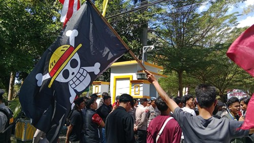 Puluhan mahasiswa dan pemuda berdemonstrasi di Kantor Bupati Lombok Timur, NTB, Kamis (14/8/2025). Mereka menyoroti berbagai persoalan, salah satunya soal PBB-P2 yang naik setiap tahun. (Sanusi Ardi W/detikBali)