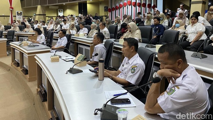 RDP DPRD Parepare terkait aduan tenaga kesehatan sukarela yang status kepegawaian tidak jelas.