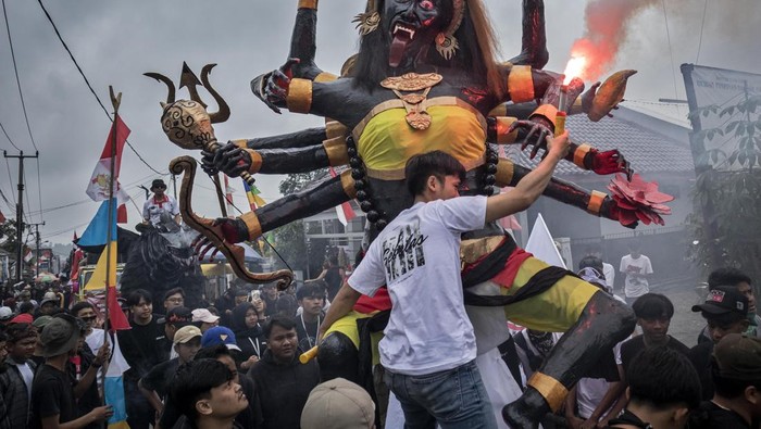 Ribuan Warga Tumpah Ruah di Parongpong Carnival Day 2025 Peserta mengenakan kostum kreasi saat mengikuti Parongpong Carnival Day 2025 di Parongpong, Kabupaten Bandung Barat, Jawa Barat, Kamis (14/8/2025). Karnaval yang diikuti oleh ribuan warga se-Kecamatan Parongpong tersebut menampilkan pawai kostum dan budaya yang bertujuan untuk menyemarakkan peringatan HUT ke-80 Republik Indonesia. ANTARA FOTO/Abdan Syakura