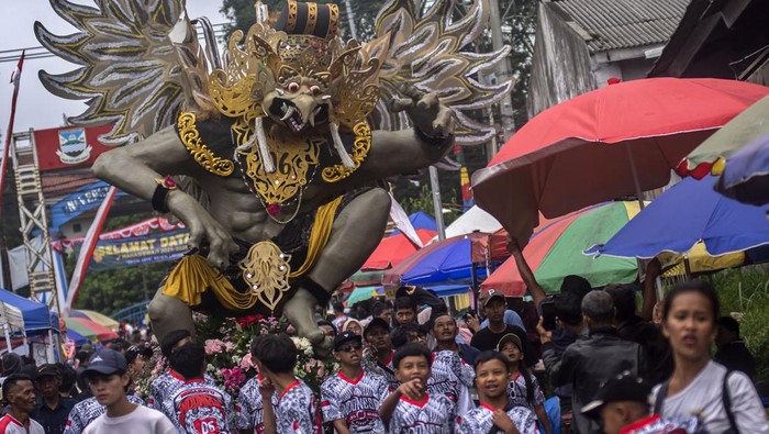 Peserta mengenakan kostum kreasi saat mengikuti Parongpong Carnival Day 2025 di Parongpong, Kabupaten Bandung Barat, Jawa Barat, Kamis (14/8/2025). Karnaval yang diikuti oleh ribuan warga se-Kecamatan Parongpong tersebut menampilkan pawai kostum dan budaya yang bertujuan untuk menyemarakkan peringatan HUT ke-80 Republik Indonesia. ANTARA FOTO/Abdan Syakura