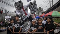 Sejumlah anak mengarak ogoh-ogoh saat mengikuti Parongpong Carnival Day 2025 di Parongpong, Kabupaten Bandung Barat, Jawa Barat, Kamis (14/8/2025). ANTARA FOTO/Abdan Syakura