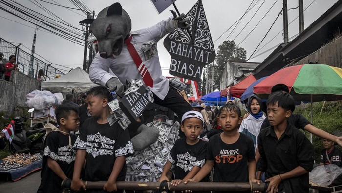 Peserta mengenakan kostum kreasi saat mengikuti Parongpong Carnival Day 2025 di Parongpong, Kabupaten Bandung Barat, Jawa Barat, Kamis (14/8/2025). Karnaval yang diikuti oleh ribuan warga se-Kecamatan Parongpong tersebut menampilkan pawai kostum dan budaya yang bertujuan untuk menyemarakkan peringatan HUT ke-80 Republik Indonesia. ANTARA FOTO/Abdan Syakura