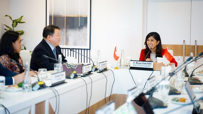 Menteri Komunikasi dan Digital (Menkomdigi) Meutya Hafid meminta pengembang gim Roblox untuk memperbaiki sistem dalam platformnya agar sesuai dengan aturan perlindungan anak yang berlaku di Indonesia.