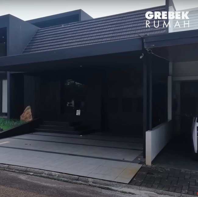 8 Foto Rumah Pinkan Mambo, Dari Luar Serba Hitam Dalamnya Mewah & Cozy