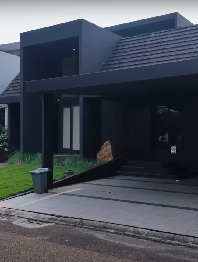 8 Foto Rumah Pinkan Mambo, Dari Luar Serba Hitam Dalamnya Mewah & Cozy