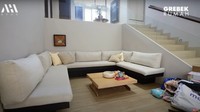 Interior rumah Pinkan Mambo didominasi warna putih. Pinkan mengatakan pemiliknya mewanti-wanti untuk menjaga kebersihan rumah. Bagian ruang tamunya menggunakan konsep sunken living room, lantainya satu step lebih rendah dari lantai lainnya. Foto: YouTube/AH