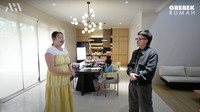 Pinkan menyebut rumah itu adalah pabrik donatnya. Istilahnya nih, Pinkan Mambo numpang tidur di pabrik. Jadi itu pabriknya Pinkan Mambo, ucapnya tersenyum. Foto: YouTube/AH