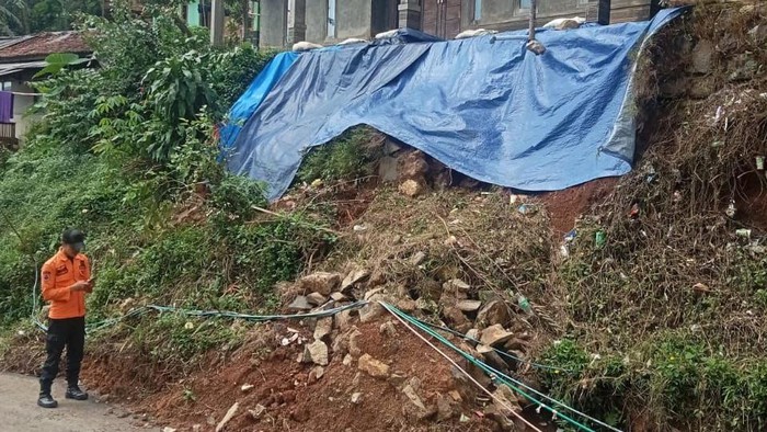 Rumah Rusak di Nanggung Bogor