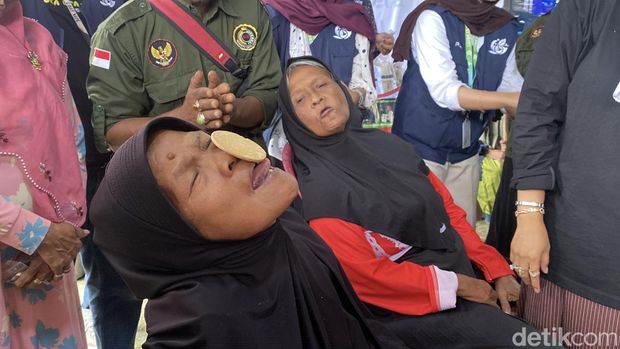 Saat lansia lomba makan kerupuk dan joget untuk merayakan HUT ke-80 RI di Panti Jompo Soekinto, Desa Prigi, Kecamatan Sigaluh, Banjarnegara, Kamis (14/8/2025).