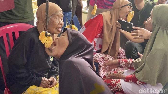 Saat lansia lomba makan kerupuk dan joget untuk merayakan HUT ke-80 RI di Panti Jompo Soekinto, Desa Prigi, Kecamatan Sigaluh, Banjarnegara, Kamis (14/8/2025).